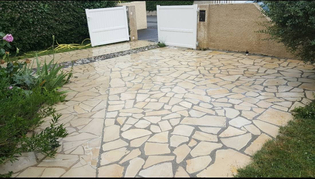Dalles de pierre devant un portail, après travaux