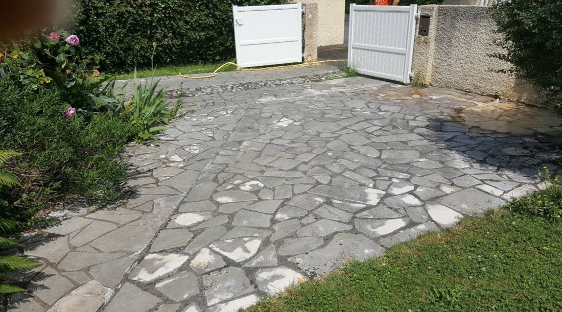 Dalles de pierre devant un portail, avant travaux