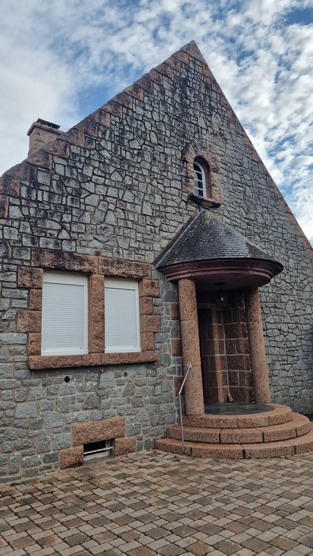 Façade en pierre de taille et granit, avant travaux