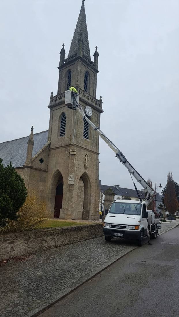 Intervention en hauteur sur un clocher d'église avec nacelle