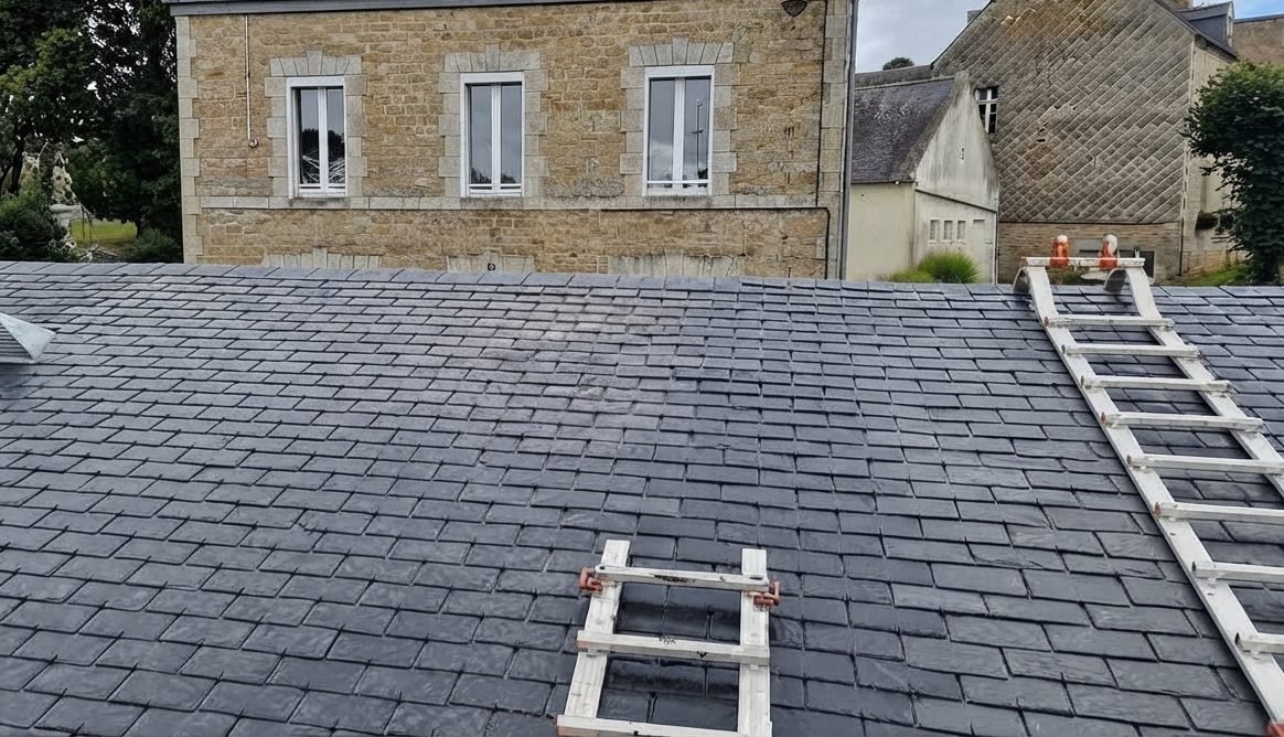 La même toiture en ardoise propre, après nettoyage et traitement