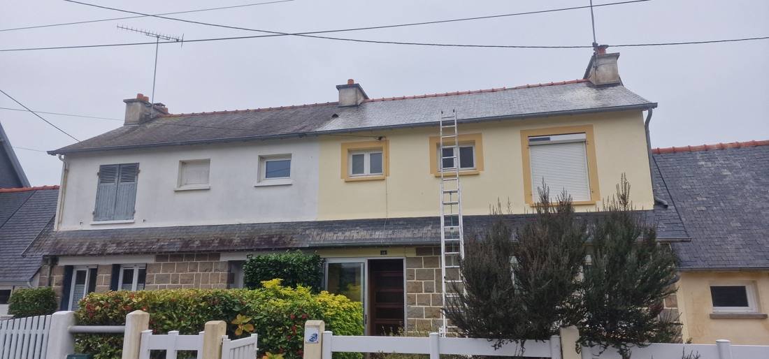 Maison mitoyenne avec échelle contre la façade, toiture en ardoise
