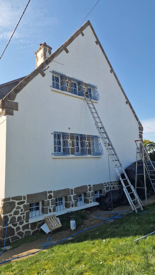 Pignon blanc d'une maison, après travaux