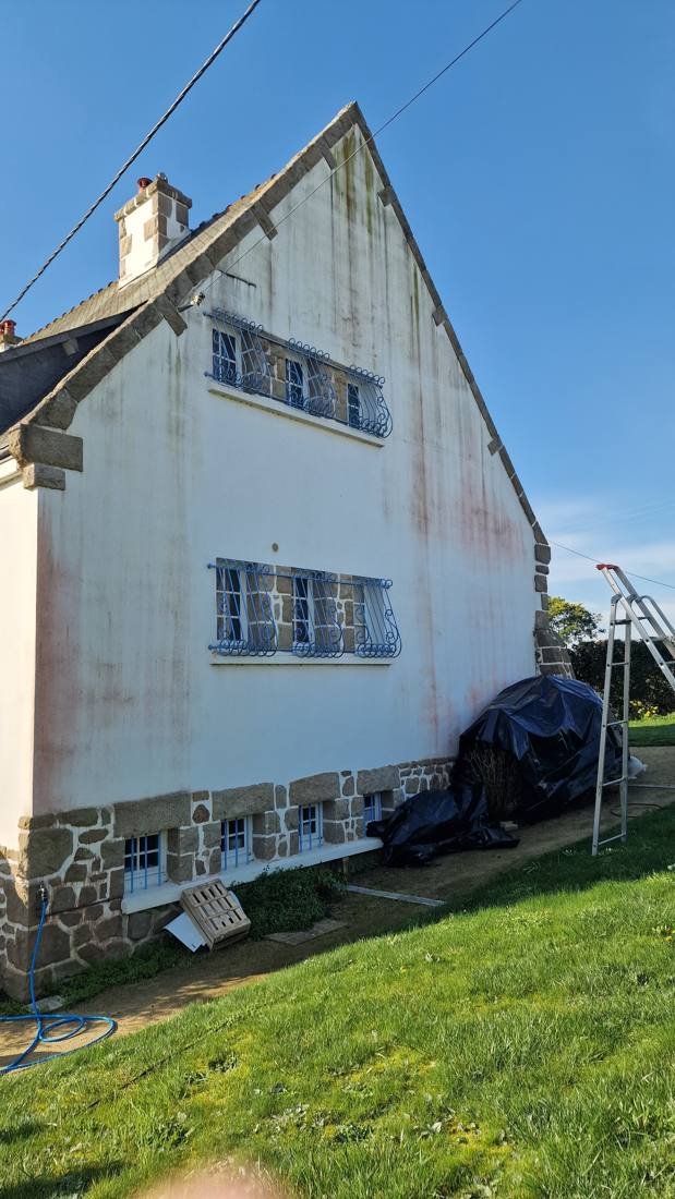 Pignon blanc d'une maison, avant travaux