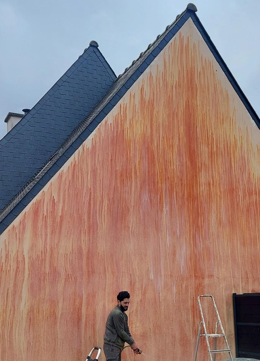 Pignon de maison marqué de nombreuses coulures orangées, avant nettoyage
